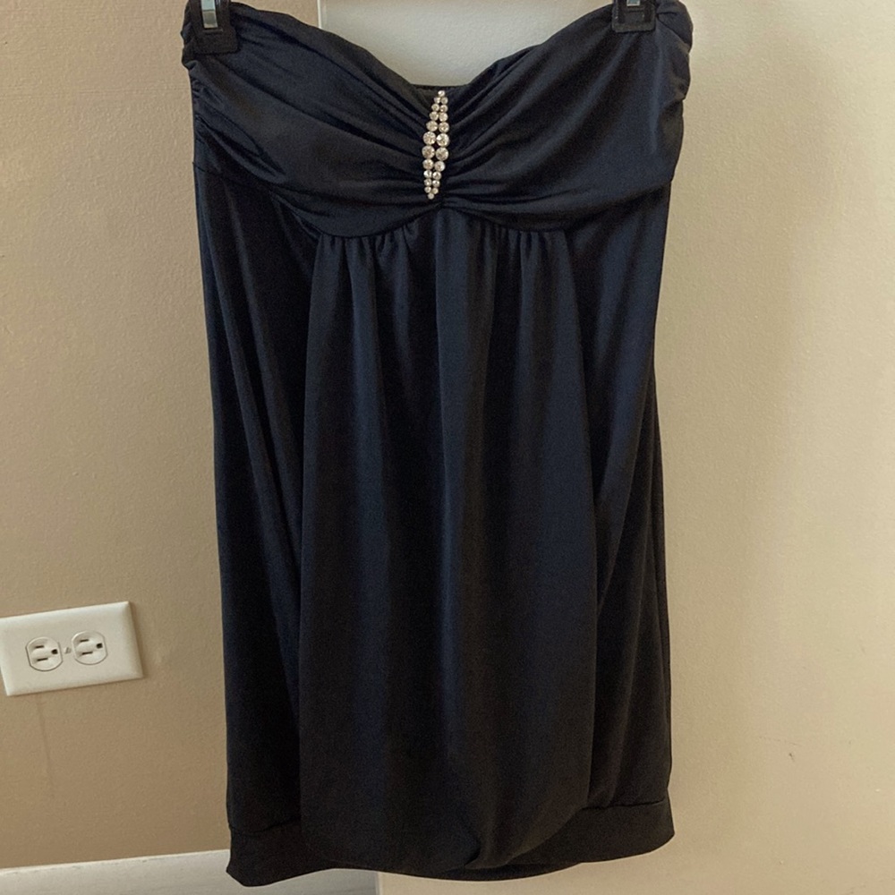 Sweetheart strapless top with broach